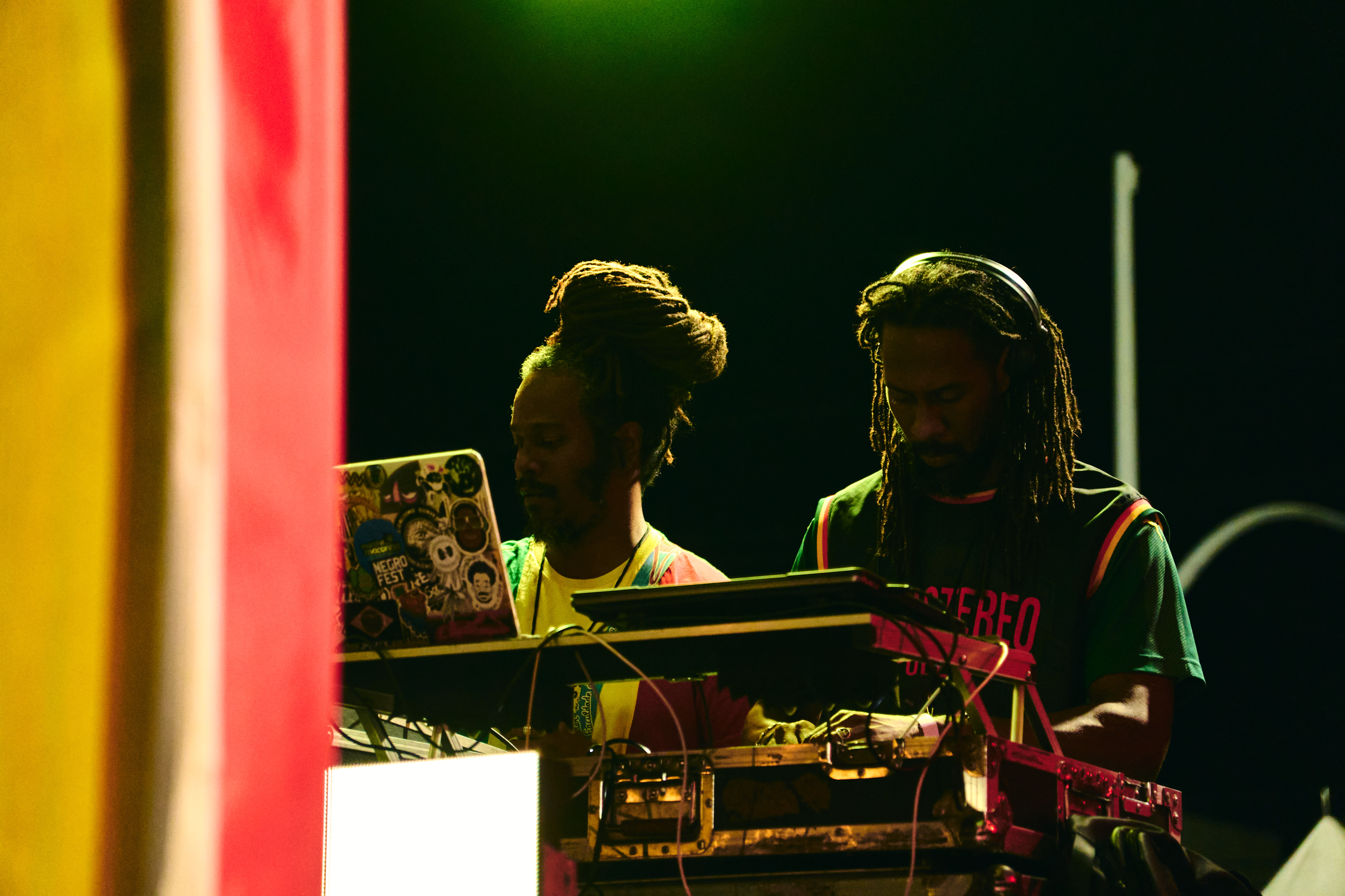 Ministereo Público DJing at night